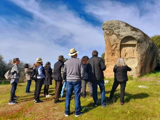 Visita a la Piedra Escrita de Cenicientos organizada por la Bodega San Esteban / BODEGA SAN ESTEBAN