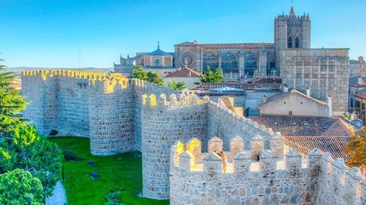 Ciudad amurallada de Ávila / RENFE
