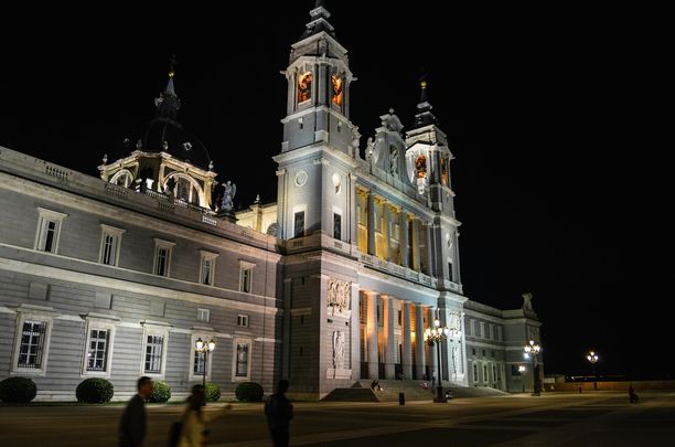Catedral de la Almudena de noche / Archivo