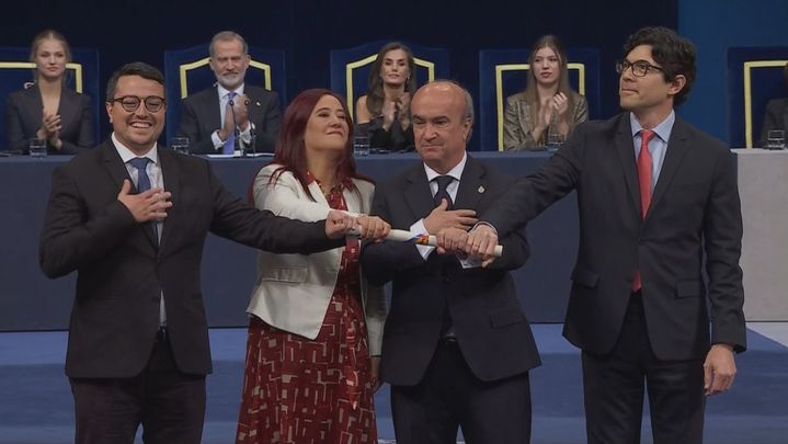 Los encargadso de recoger el premio otorgado a la OEI / Telemadrid