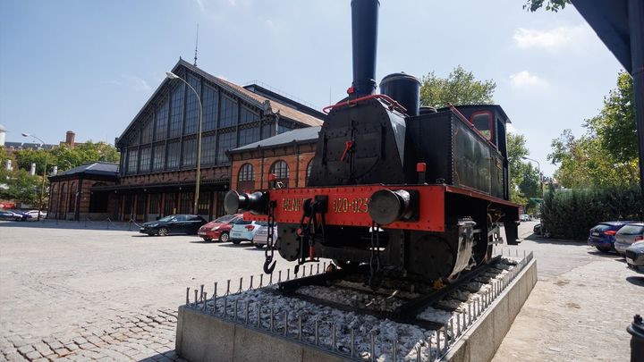Máquina de vapor en el exterior del Museo del Ferrocarril / MUSEO DEL FERROCARRIL