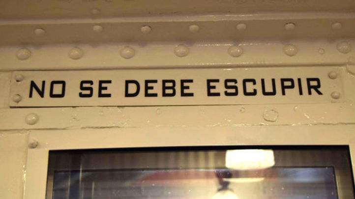 Cartelería en el interior de uno de los coches históricos de Metro de Madrid / METRO DE MADRID