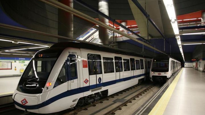 Tren del modelo 8000 en la estación de La Fortuna / METRO DE MADRID