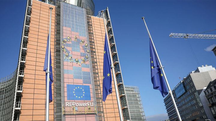 Banderas europeas a media asta en Bruselas / EFE