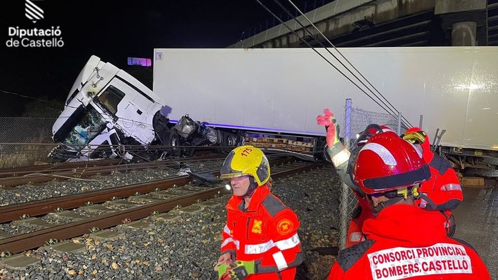 Bomberos de Castellón tratan de retirar un camión sobre la vía del tren / EUROPA PRESS