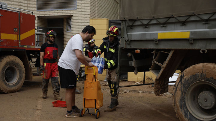 Efectivos de la UME reparten agua a los vecinos de Paiporta, este viernes / EFE