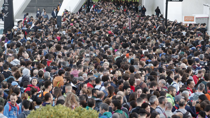 Miles de personas esperan en la Ciudad de las Artes salir a ayudar a las zonas afectadas / EFE