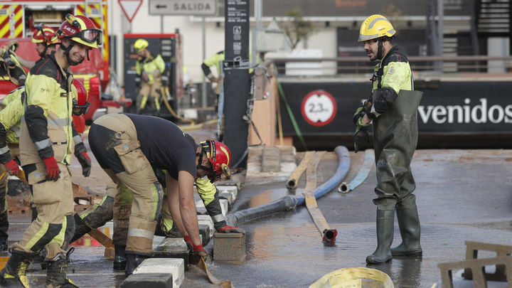 Efectivos de la UME y del cuerpo de Bomberos extraen agua del parking subterráneo del Centro Comercial Bonaire para poder acceder a los coches aparcados / EFE