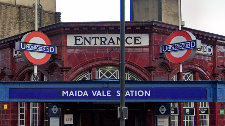 Acceso al metro de Londres con los característicos logos redondos en rojo, azul y blanco / GSV