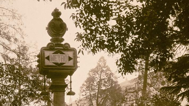Logo de Metro de Antonio Palacios en el tótem de la estación de Progreso, ahora Tirso de Molina / METRO DE MADRID