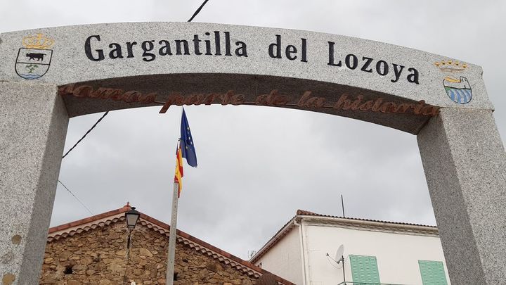 Arco conmemorativo en Gargantilla del Lozoya / P.O.