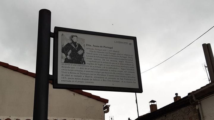 Referencia en una calle de Gargantilla del Lozoya  a Juana de Portugal, madre de Juana 'la Beltraneja' / P.O.
