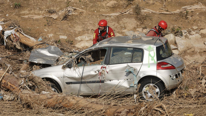 La UME busca víctimas mortales / EFE
