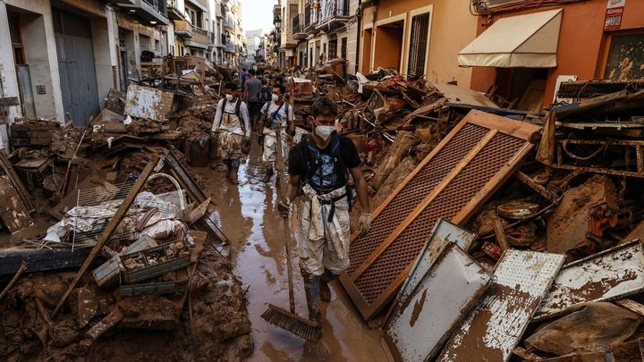 Varios voluntarios continúan la limpieza de las calles de Paiporta, a 6 de noviembre de 2024, en Paiporta, / EUROPA PRESS