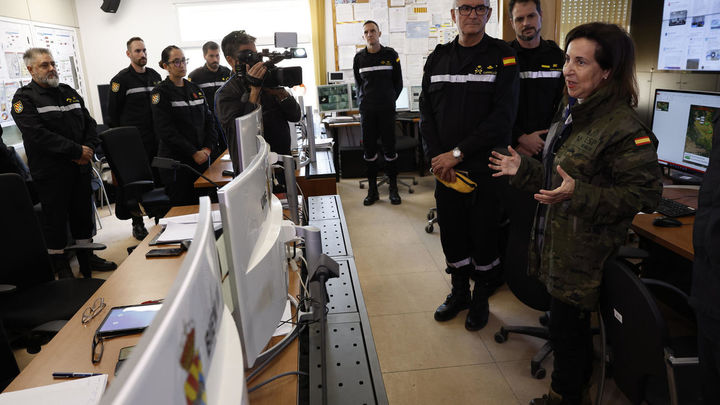 Robles asegura que el Ejército va a estar en Valencia “el tiempo que haga falta” / EFE