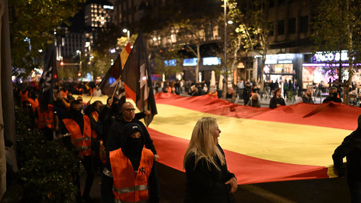 Dos centenares de personas protestan en Ferraz por la política del Gobierno / EFE