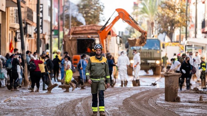 Labores de limpieza de lodo en Massanassa, Valencia / EUROPA PRESS