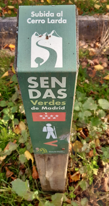 Baliza del sendero de Cerro Larda de Puebla de la Sierra / P.O.