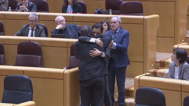 El abrazo de Gerardo Camps (PP) y Juan Antonio Sagredo (PSOE) / Telemadrid