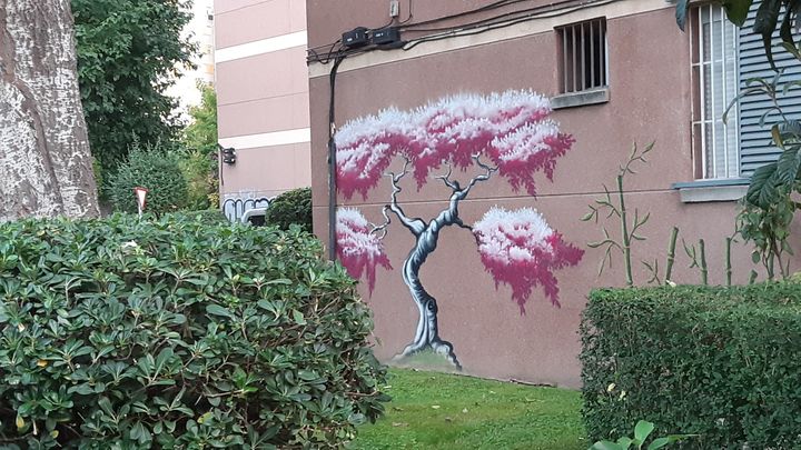 Uno de los árboles creados en la fachada de un edificio de la calle Maqueda, en Aluche / P.O.