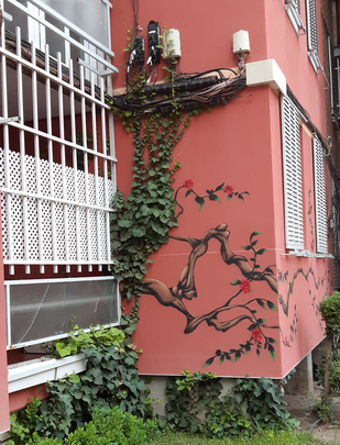 Plantas naturales y pintadas se mezclan en este edificio de la calle de Maqueda, en Aluche / P.O.