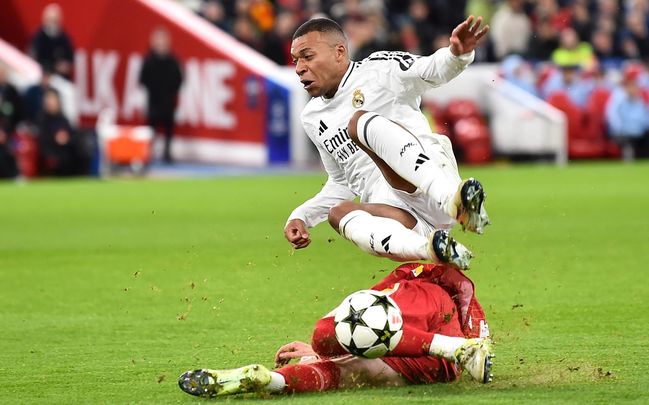 Mbappé ante el Liverpool / EFE