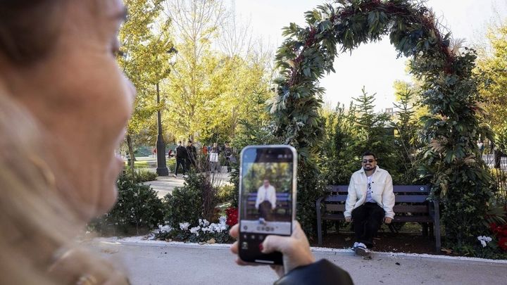 Un jardín efímero y un arco verde en el paseo de México del Retiro / EUROPA PRESS
