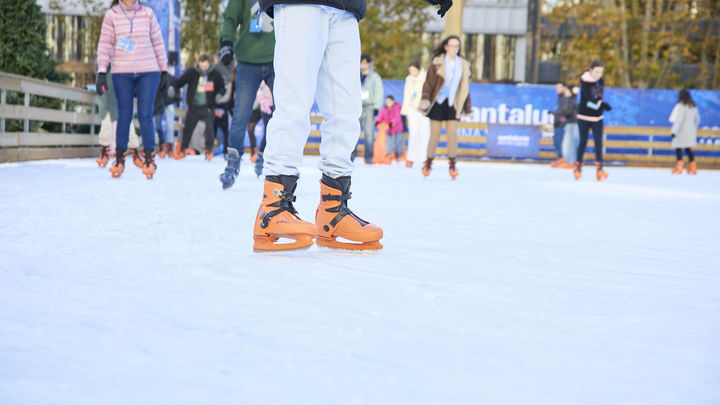 Varias personas patinan en la pista de hielo en la plaza de España / EUROPA PRESS