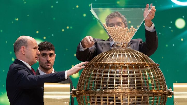 Varios hombres preparan el bombo de la Lotería de Navidad / EUROPA PRESS