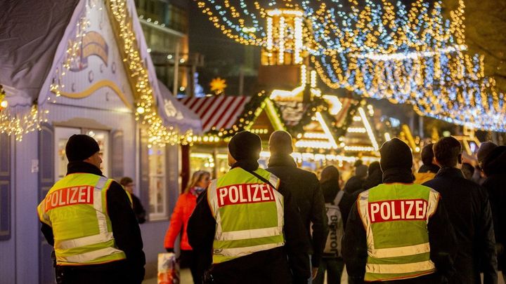 Los policías patrullan los terrenos del mercado navideño de la plaza Breitscheidplatz / EUROPA PRESS