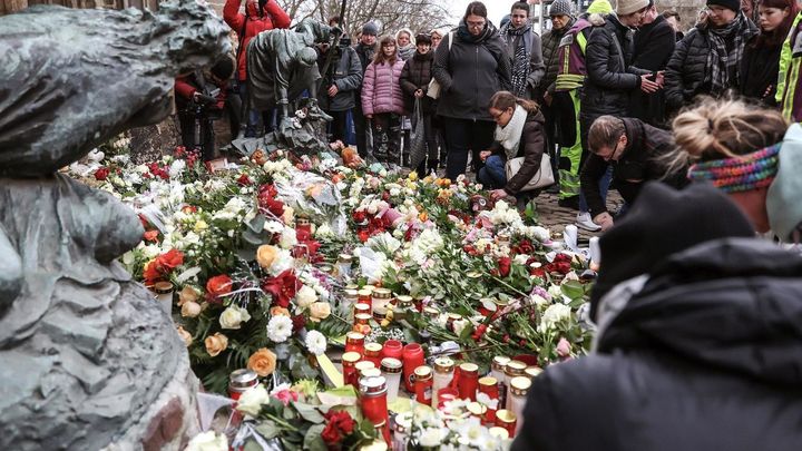 Personas depositan flores y encienden velas  de duelo en Magdeburgo / EFE