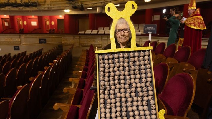 Una mujer disfrazada en el Teatro Real para seguir la Lotería de Navidad / EUROPA PRESS