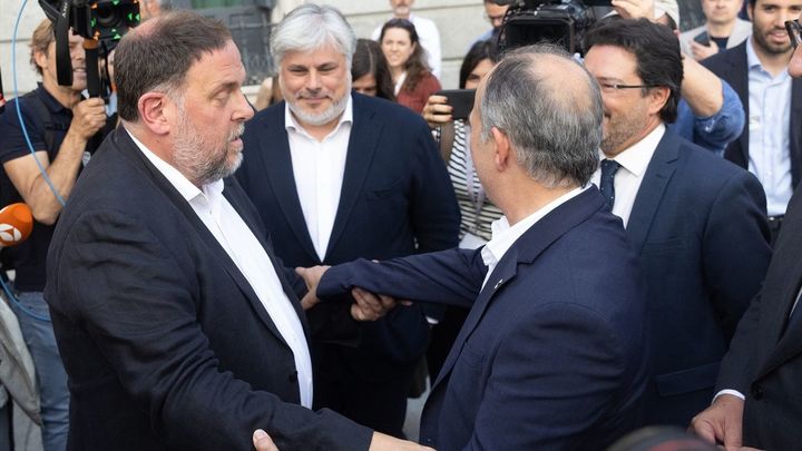 El presidente de ERC, Oriol Junqueras (i) y el secretario general de Junts, Jordi Turull (d), se saludan tras quedar aprobada la Ley de Amnistía / EUROPA PRESS