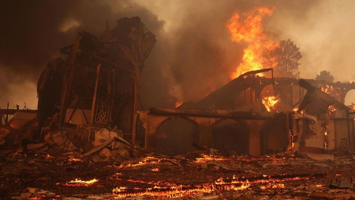 Una iglesia consumidad por el fuego en Palisades / EFE
