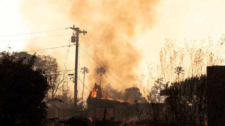 Fotografía de una casa en llamas en Altadena, California / EFE
