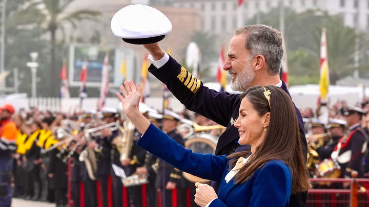 La princesa Leonor zarpa en el 'Juan Sebastián de Elcano' tras una emotiva despedida de los reyes / EFE
