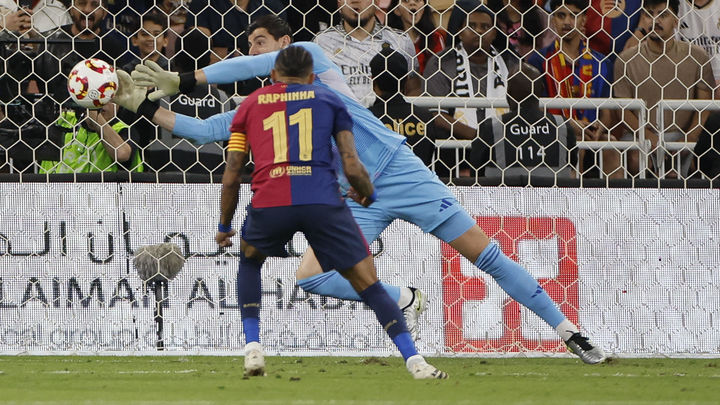 Courtois ante Raphinha / EFE