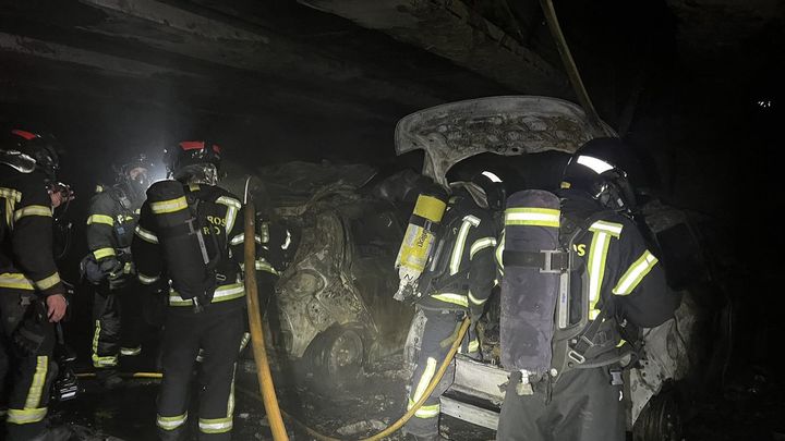 Vehículos incendiados en el parking de Marqués de Urquijo / EMERGENCIAS MADRID