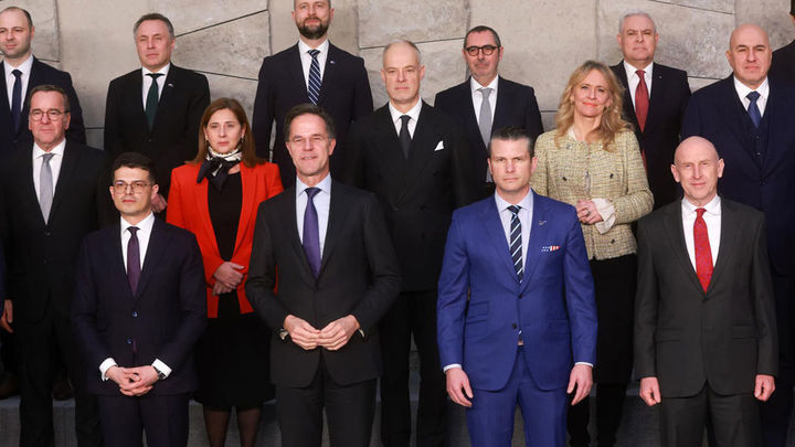 El nuevo secretario de Defensa norteamericano Pete Hegseth en la reunión de la OTAN / EFE