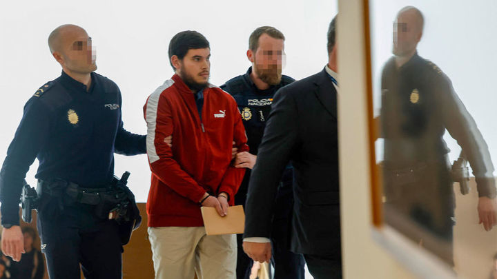 El yihadista Mohamed Houli Chemlal conducido por Policías en el Congreso de los Diputados / EFE