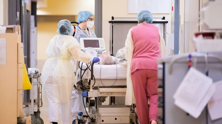 Sanitarios atienden a un paciente / EUROPA PRESS