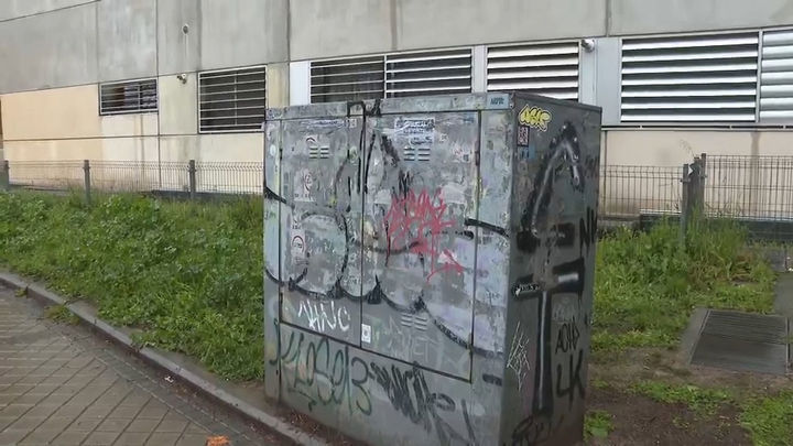 Transformador eléctrico que ha explosionado esta madrugada en la calle Valle-Inclán de Aluche / REDACCIÓN