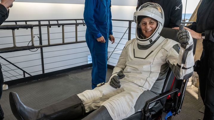 Sunita Williams sale de la Dragon de SpaceX / NASA