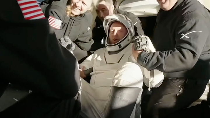 El astronauta Butch Wilmore es ayudado a salir de la nave de Space X / NASA