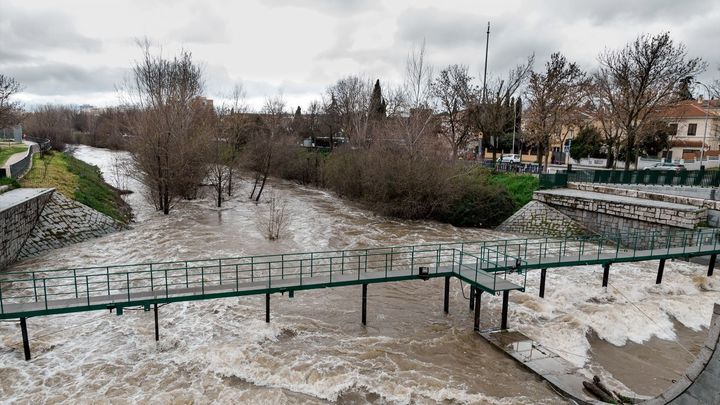El río Manzanares tras superar una de las presas urbanas en Madrid / EUROPA PRESS