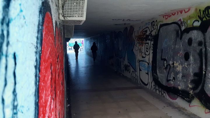 Paso subterráneo de la calle Padre Piquer, bajo el Paseo de Extremadura, sin iluminación / P.O.