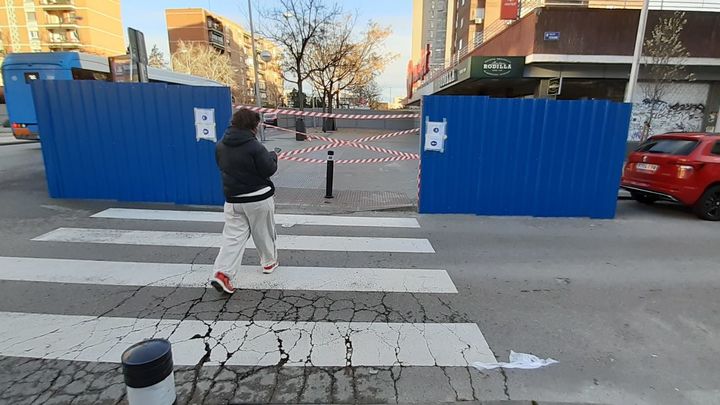 Paso de peatones entre vallas y balizamientos, junto al metro Campamento / P.O.