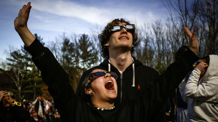 Contemplando el eclipse / EUROPA PRESS