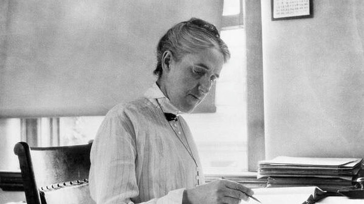 Leavitt trabajando en su escritorio en el Observatorio de la Universidad de Harvard / Margaret Harwood |WIKIPEDIA