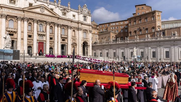 LLegada del féretro del papa Francisco a la plaza de San Pedro / EUROPA PRESS